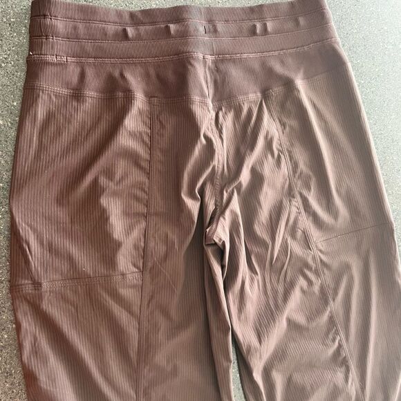 Lululemon Tan Lightweight Athelic with Subtle Sheen size L - Picture 7 of 8